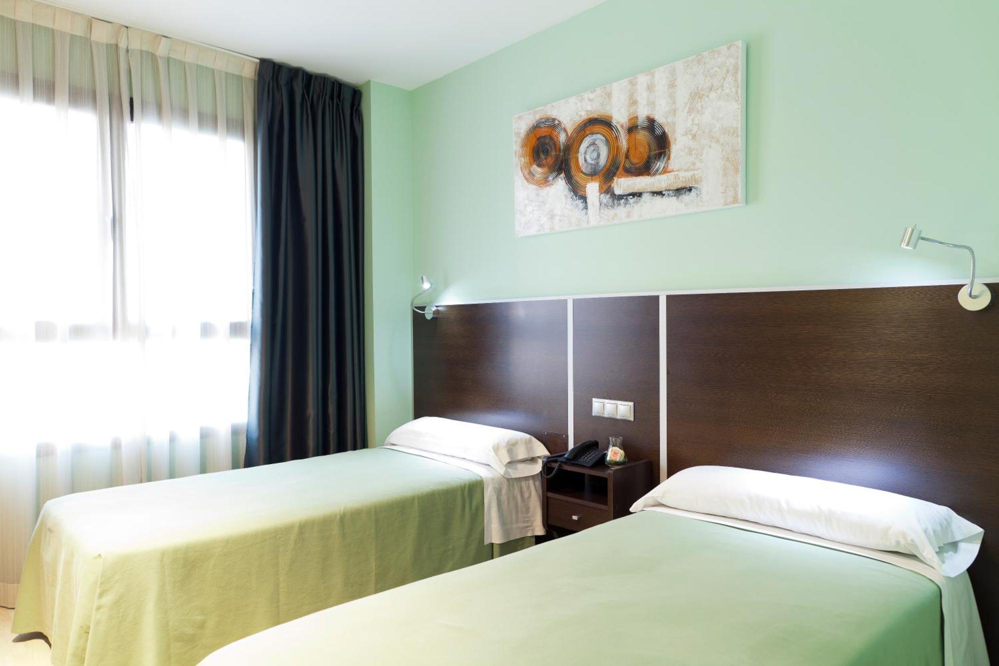 Hostal Avenida Barajas — Photos 1